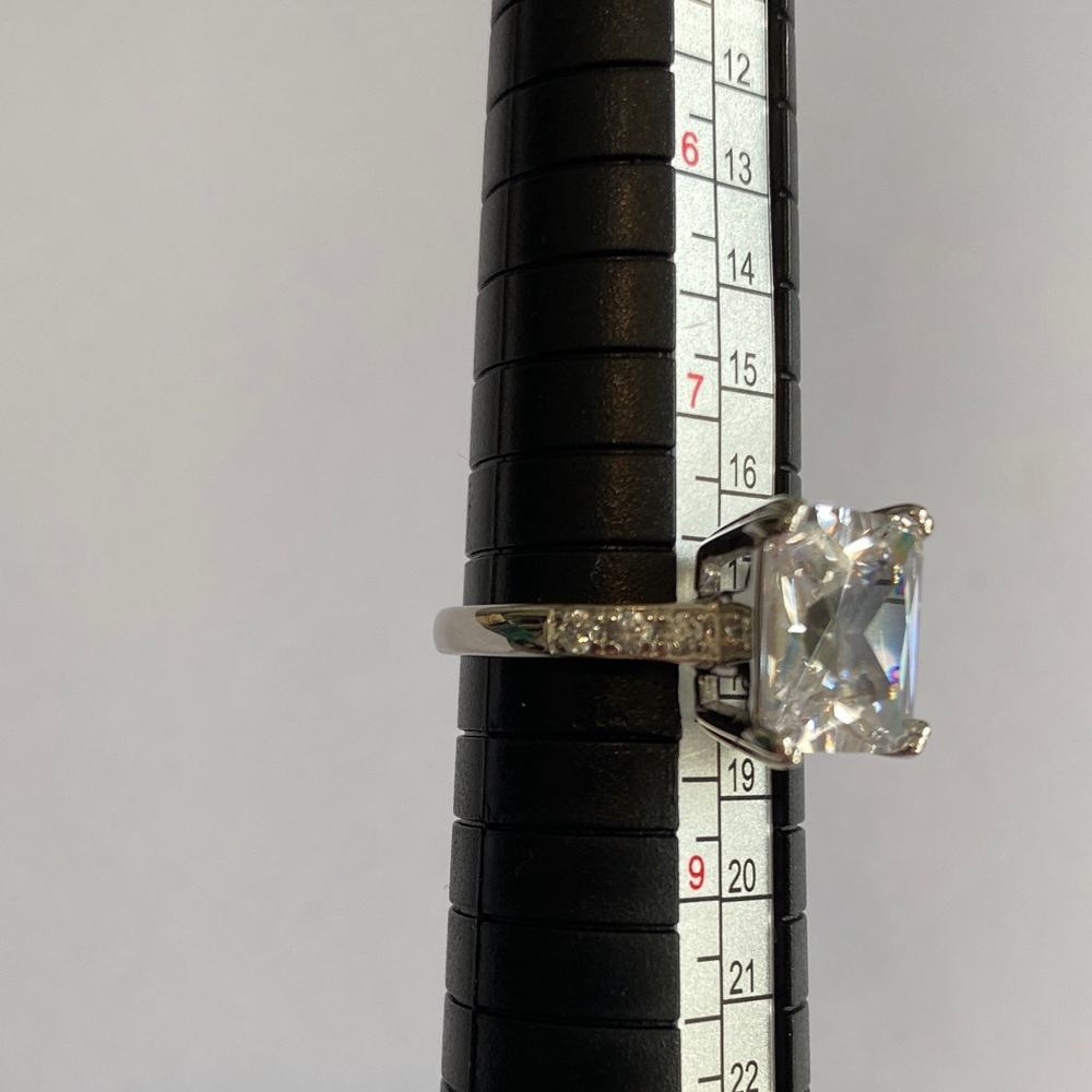 Stunning Sterling Silver CZ Ring [Size 8] - Picture 3 of 7